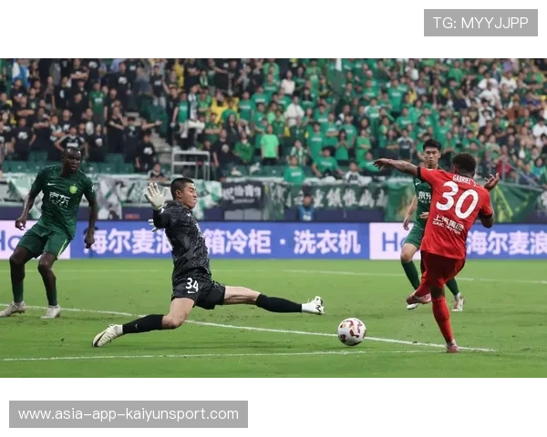 北京国安恩科洛洛回撤接球分边，边路顺势形成传中