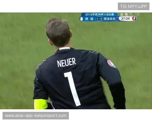 诺伊尔冲出禁区大脚解围，截断对手反击路线