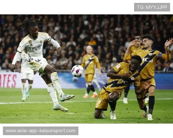 维尼修斯禁区左侧内切后兜射远角，皮球直入死角